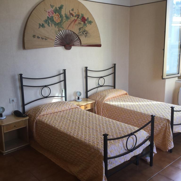 Hotel Touring Roma Esterno foto