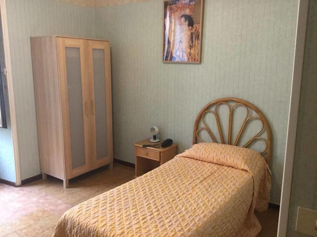 Hotel Touring Roma Esterno foto
