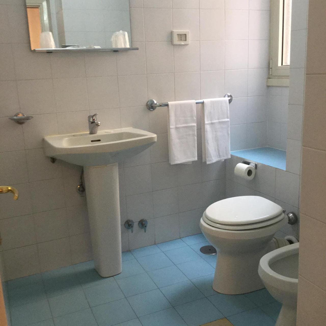 Hotel Touring Roma Esterno foto